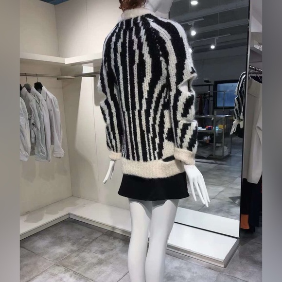 SZ XS Burberry cut-out oversized jumper NWT - Picture 14 of 16